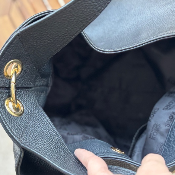 Michael Kors black leather bag with zip detail - Picture 9 of 11